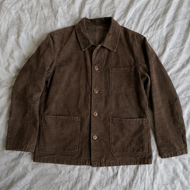 Photo initiale de la veste posée sur un lit